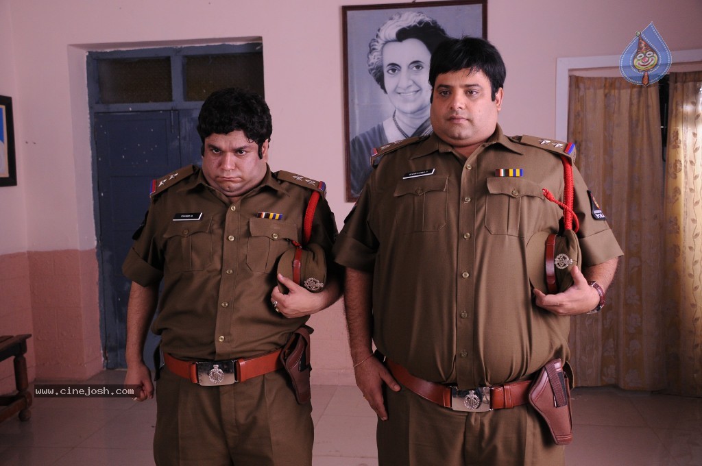 Ding Dong Bell Movie Stills - 10 / 18 photos