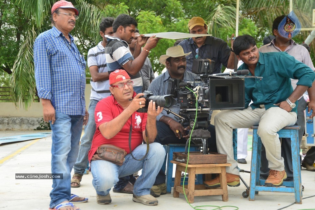 Dollar Ki Maro Vaipu Movie Stills - 8 / 43 photos