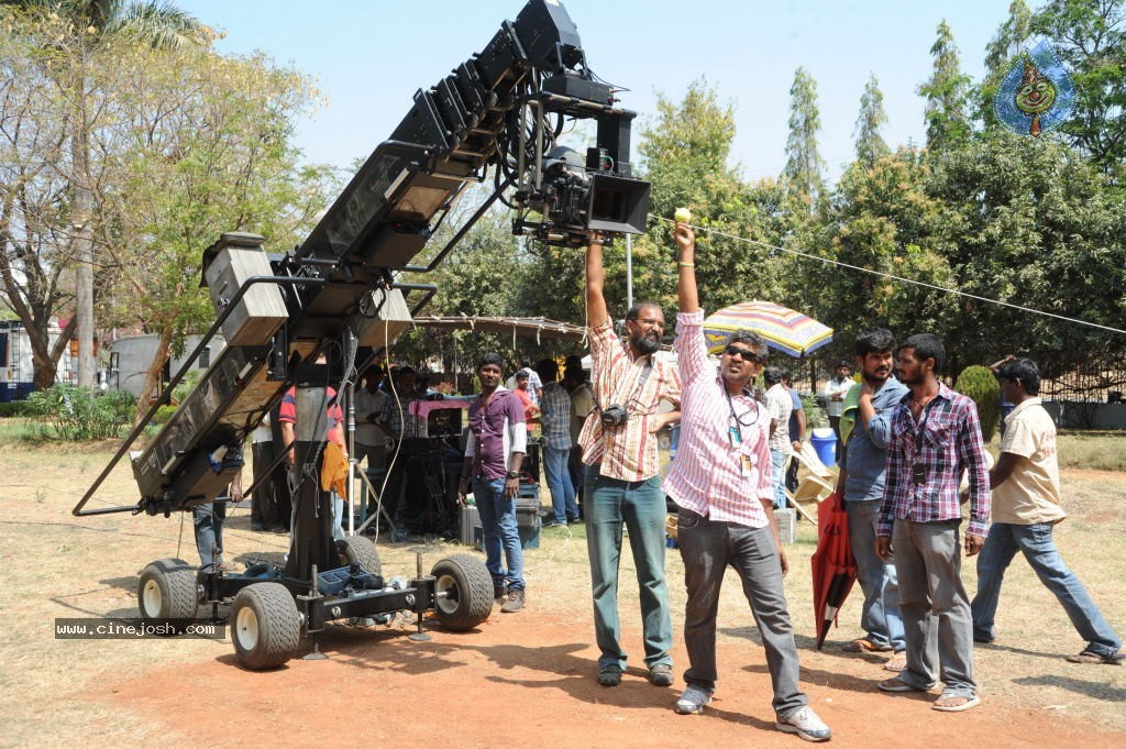 Eega Latest Stills - 3 / 9 photos