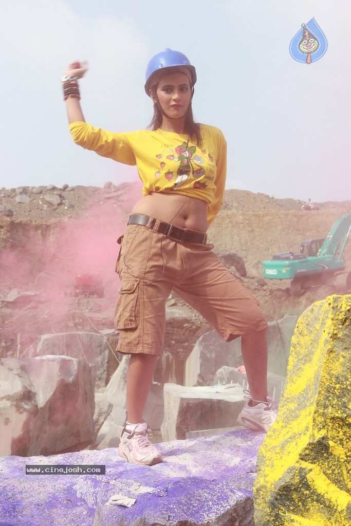 Eka Aata Naade Movie Stills - 15 / 28 photos