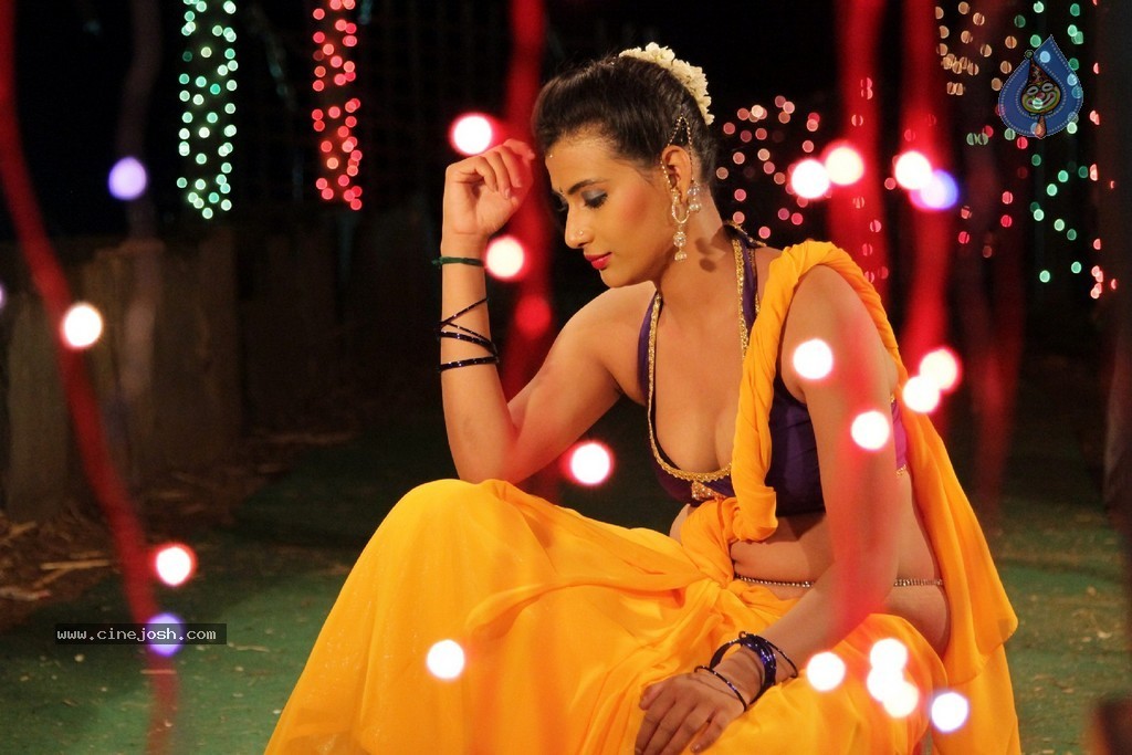 Eka Aata Naade Stills n walls - 40 / 63 photos