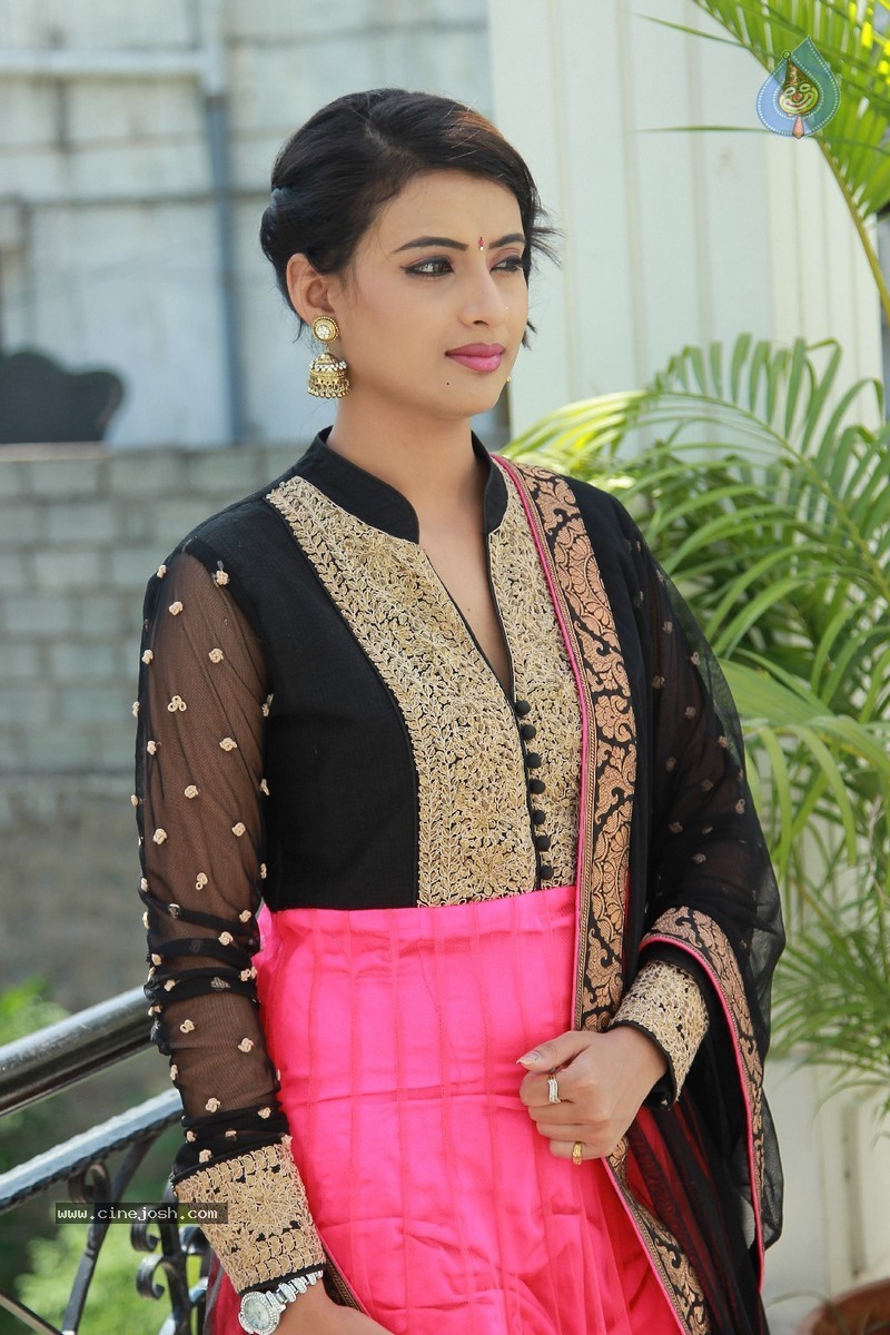 Eka Aata Naade Stills n walls - 52 / 63 photos