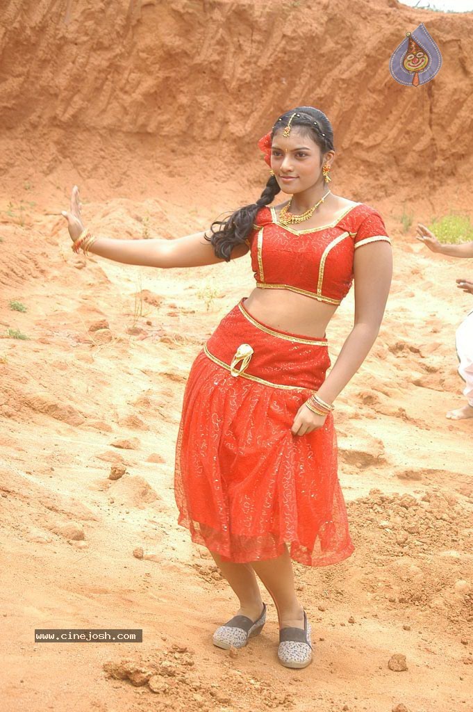 En Kadhal Pudhithu Tamil Movie Stills - 11 / 47 photos