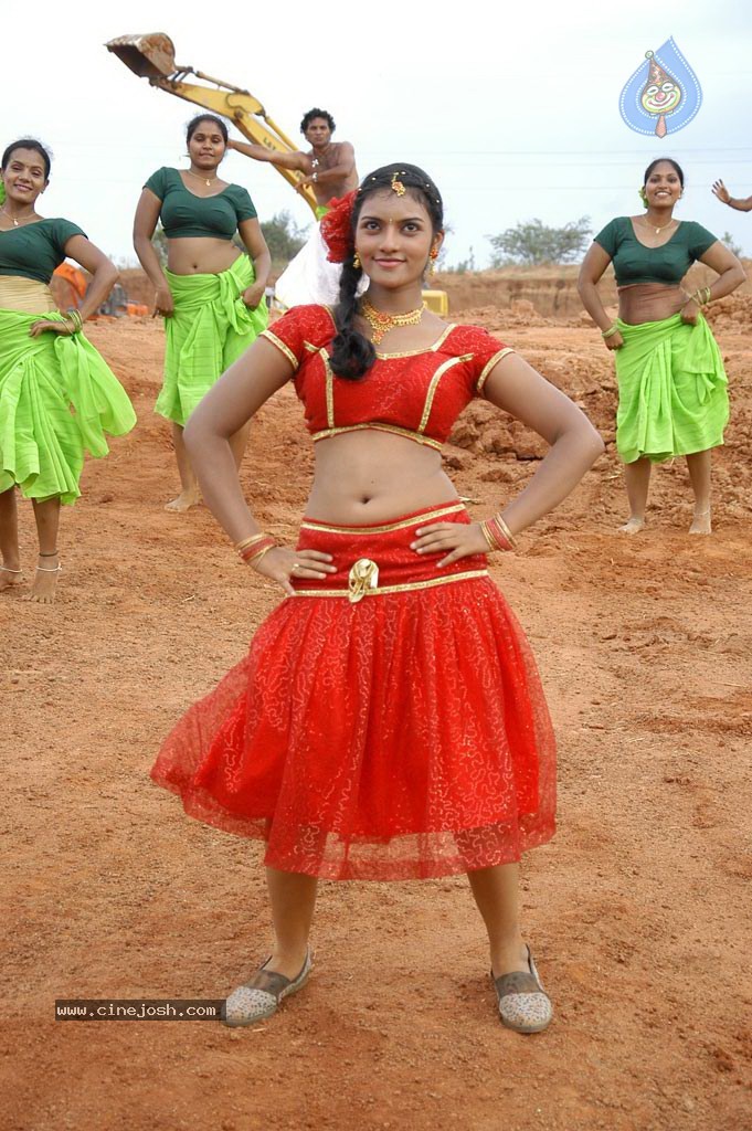 En Kadhal Pudhithu Tamil Movie Stills - 13 / 47 photos