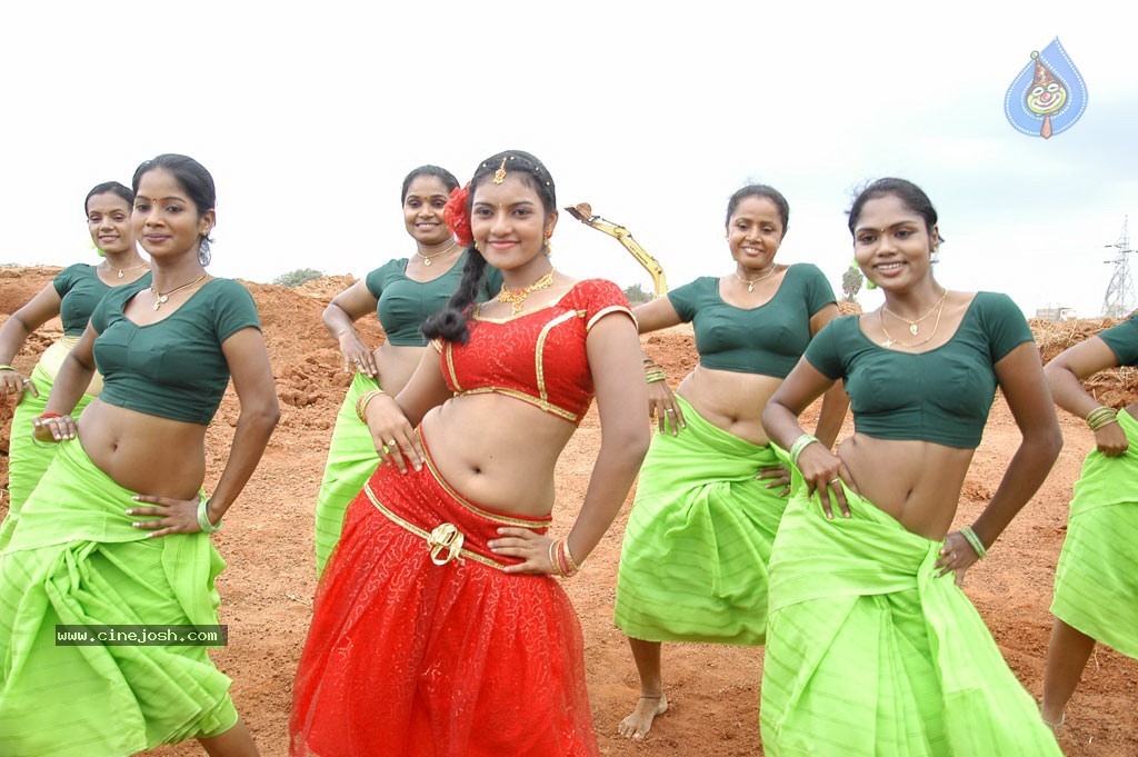 En Kadhal Pudhithu Tamil Movie Stills - 15 / 47 photos