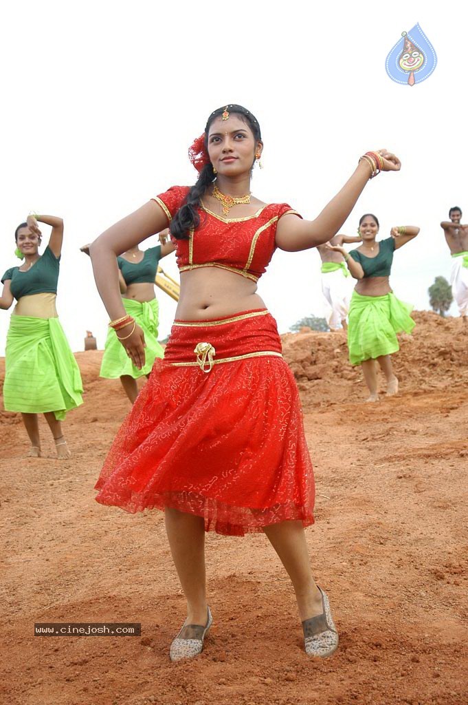 En Kadhal Pudhithu Tamil Movie Stills - 26 / 47 photos