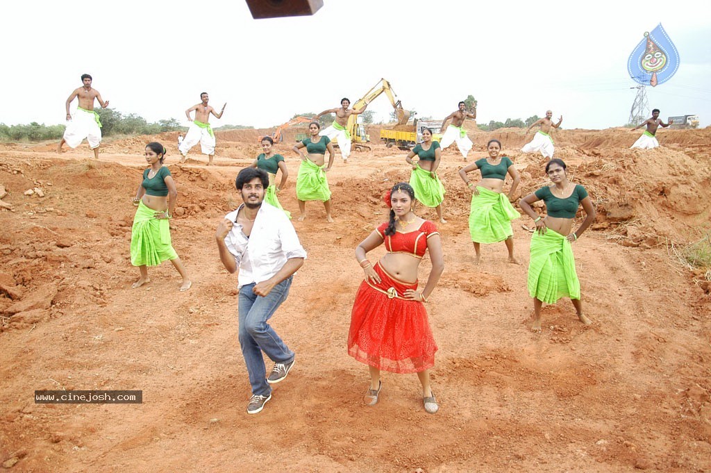 En Kadhal Pudhithu Tamil Movie Stills - 28 / 47 photos