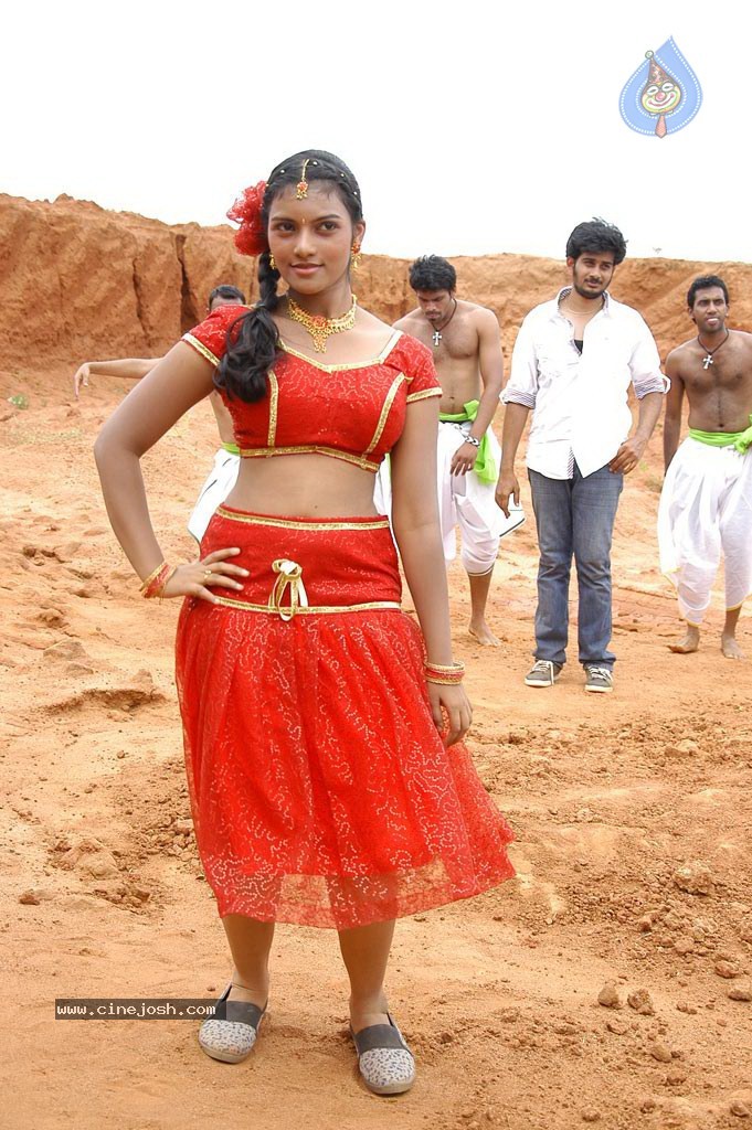 En Kadhal Pudhithu Tamil Movie Stills - 30 / 47 photos