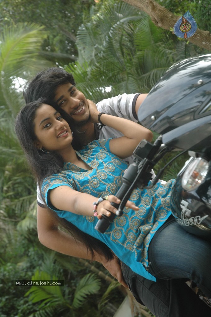 En Kadhal Pudhithu Tamil Movie Stills - 33 / 47 photos