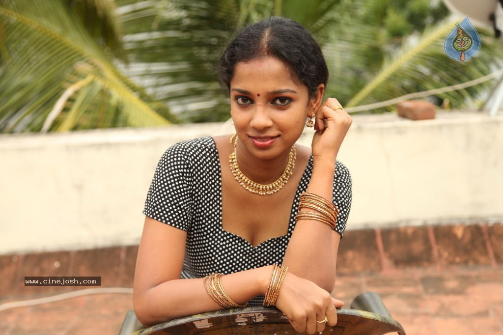 En Nenjai Thottaye Tamil Movie Stills - 8 / 46 photos