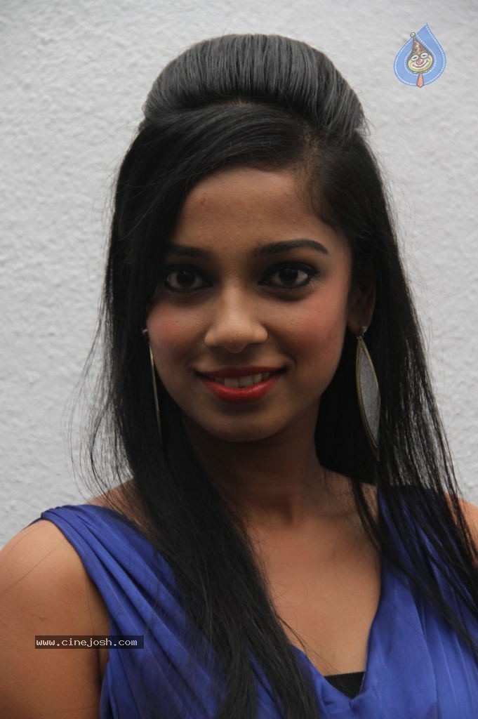 En Nenjai Thottaye Tamil Movie Stills - 14 / 46 photos