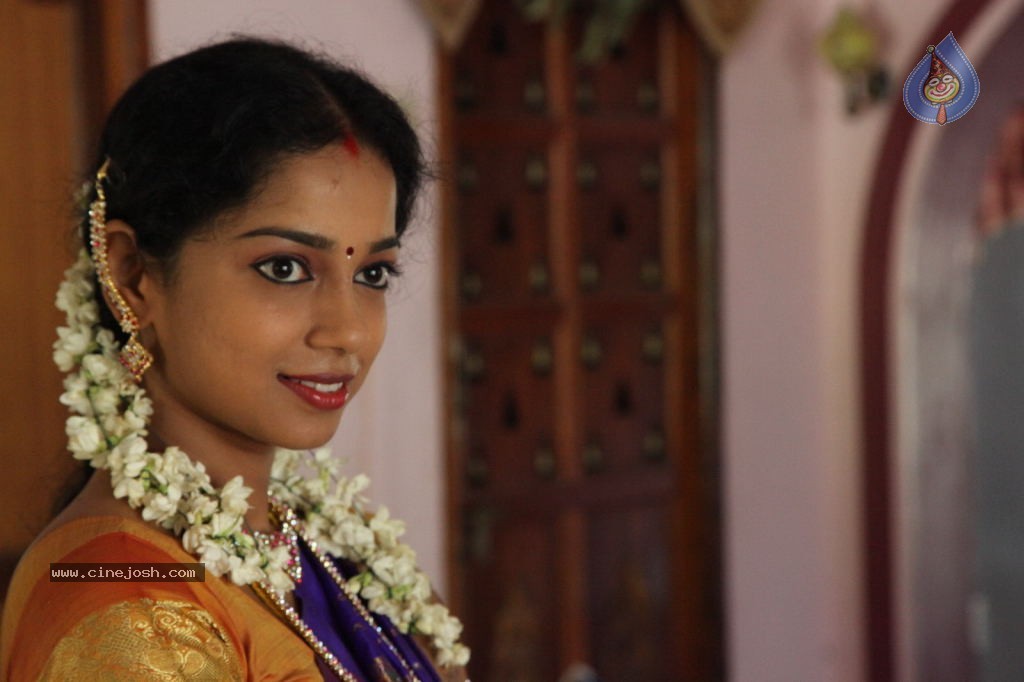 En Nenjai Thottaye Tamil Movie Stills - 26 / 46 photos