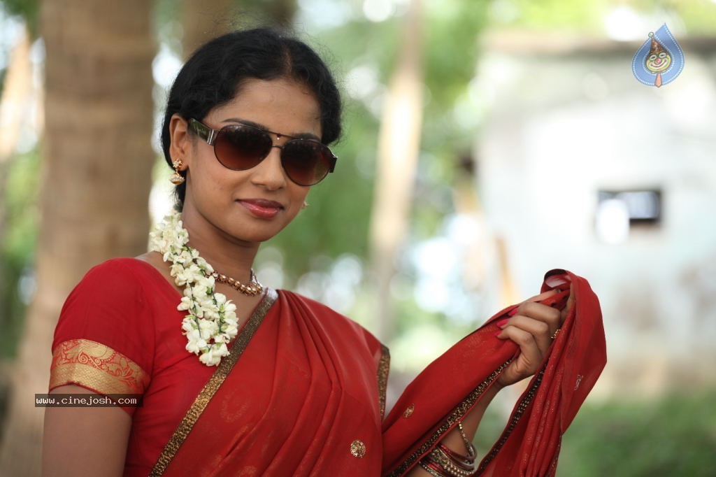 En Nenjai Thottaye Tamil Movie Stills - 33 / 46 photos