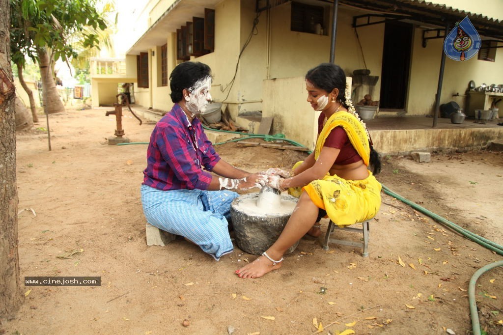 En Nenjai Thottaye Tamil Movie Stills - 34 / 46 photos