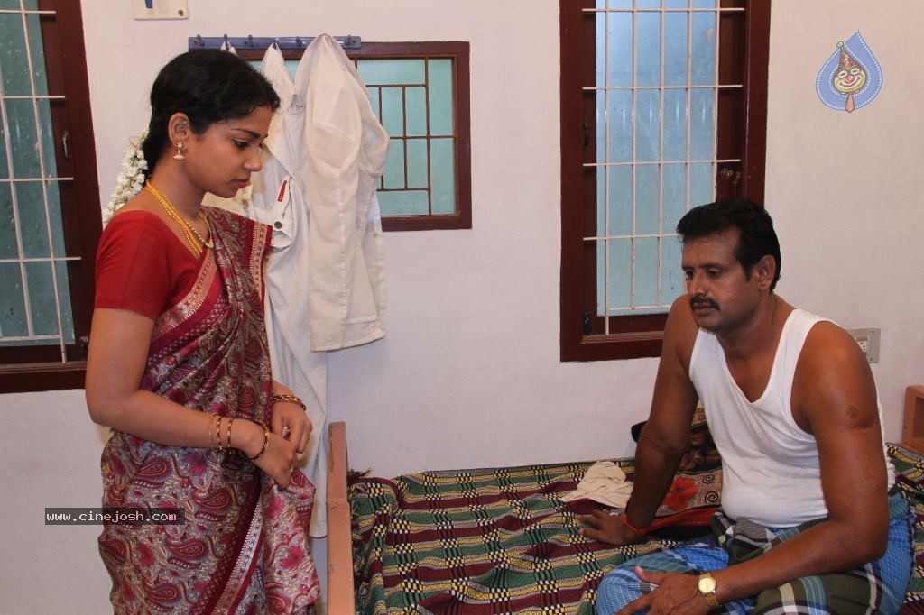 En Nenjai Thottaye Tamil Movie Stills - 40 / 46 photos