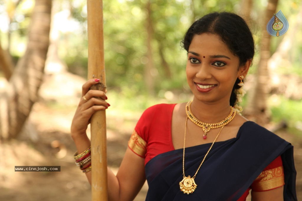 En Nenjai Thottaye Tamil Movie Stills - 43 / 46 photos