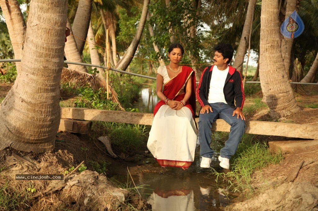 En Nenjai Thottaye Tamil Movie Stills - 44 / 46 photos