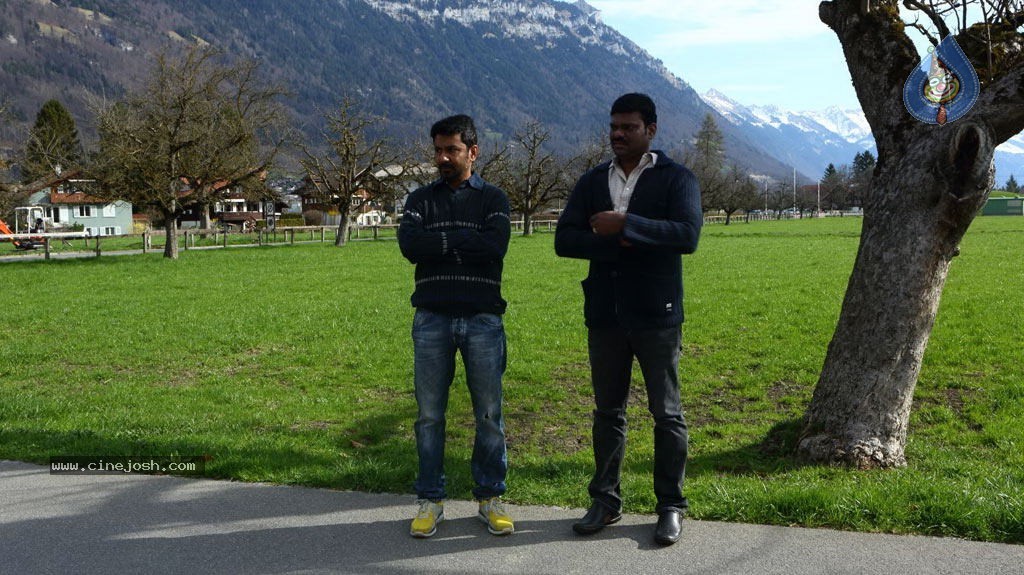 Endrendrum Punnagai Tamil Movie Stills - 13 / 31 photos