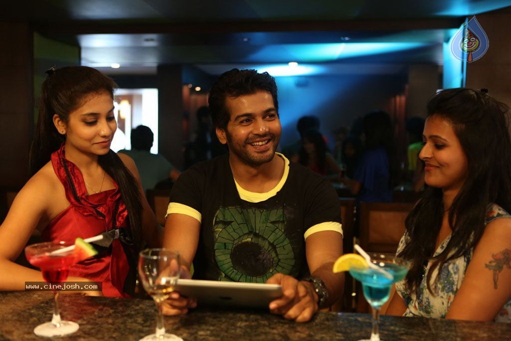 Endrendrum Punnagai Tamil Movie Stills - 16 / 31 photos