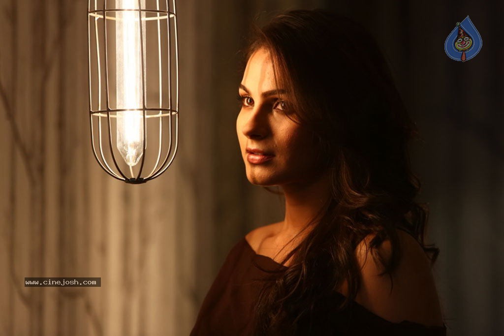 Endrendrum Punnagai Tamil Movie Stills - 19 / 31 photos