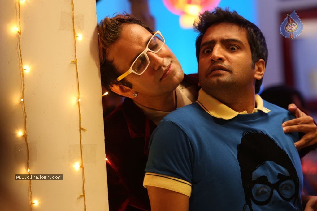 Endrendrum Punnagai Tamil Movie Stills - 23 / 31 photos