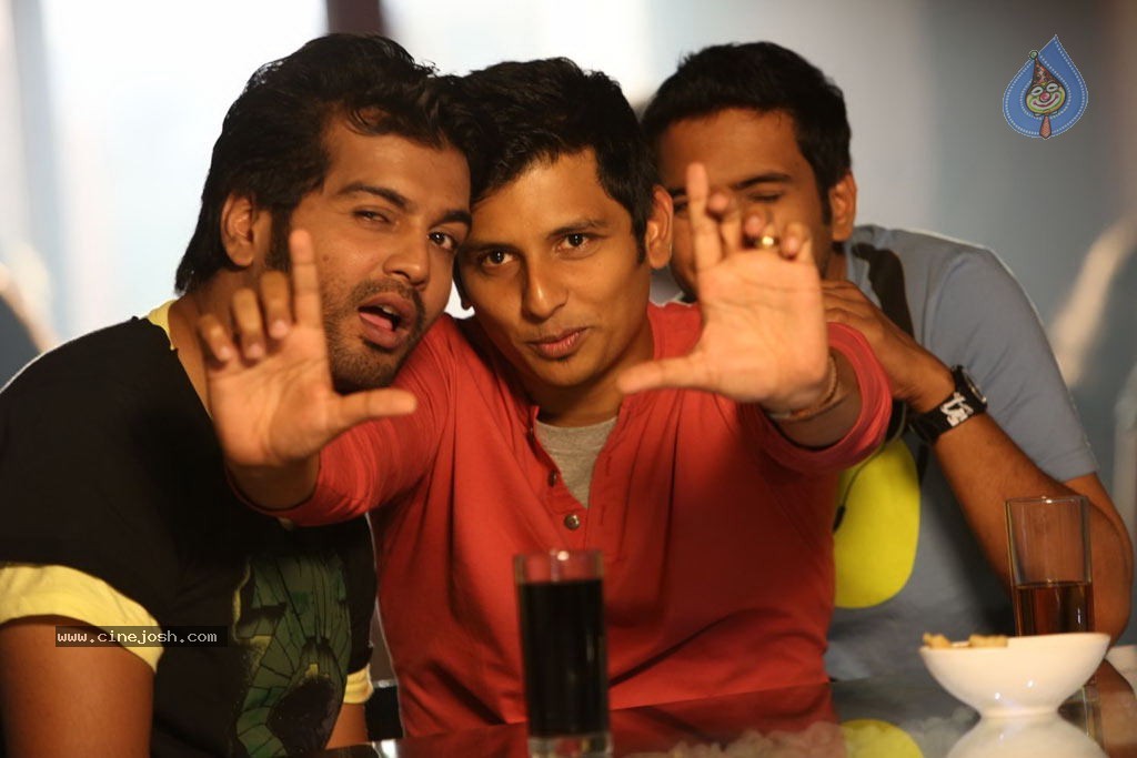 Endrendrum Punnagai Tamil Movie Stills - 25 / 31 photos