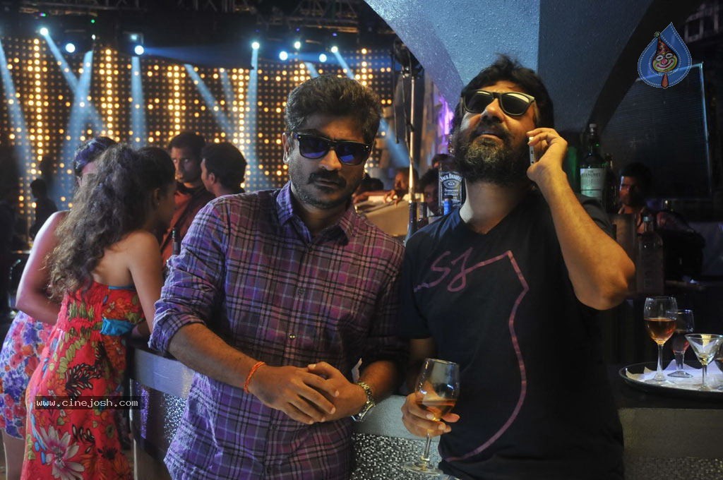 Endrendrum Punnagai Tamil Movie Stills - 31 / 31 photos