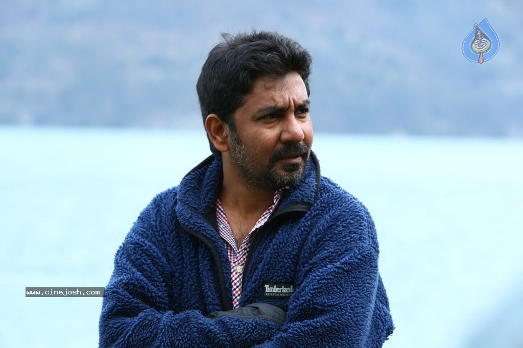 Endrendrum Punnagai Tamil Movie Stills - 5 / 21 photos