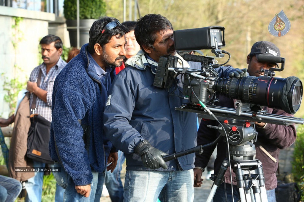 Endrendrum Punnagai Tamil Movie Stills - 6 / 21 photos