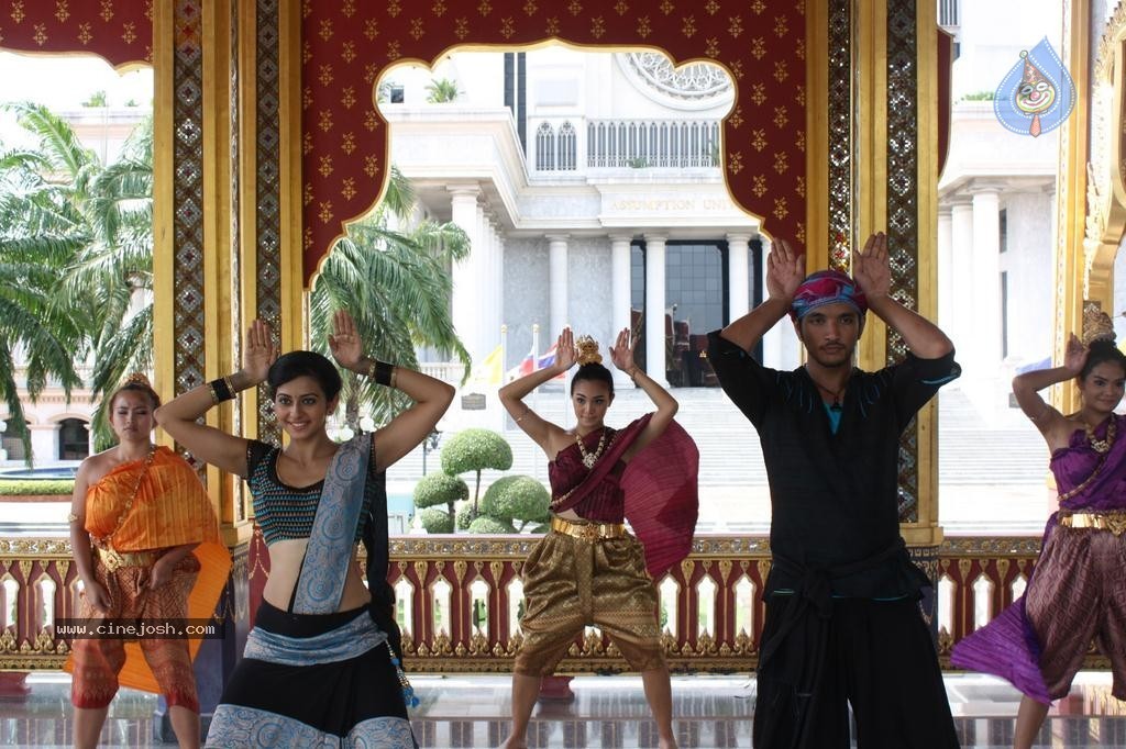 Ennamo Edho Tamil Movie New Photos - 2 / 24 photos