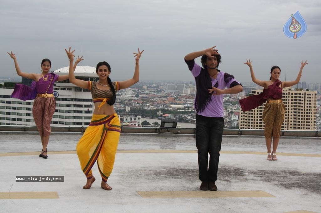 Ennamo Edho Tamil Movie New Photos - 14 / 24 photos