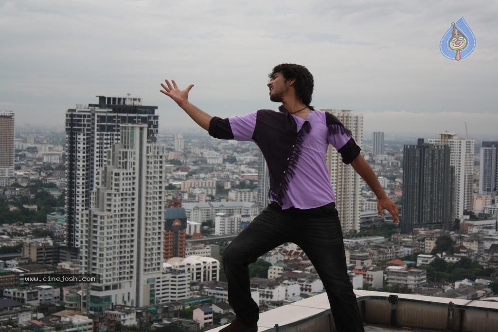 Ennamo Edho Tamil Movie New Photos - 23 / 24 photos