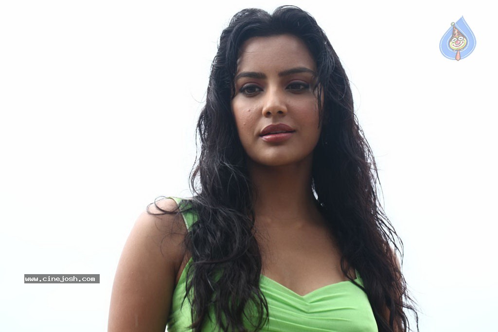 Ethir Neechal Tamil Movie Hot Stills - 9 / 30 photos