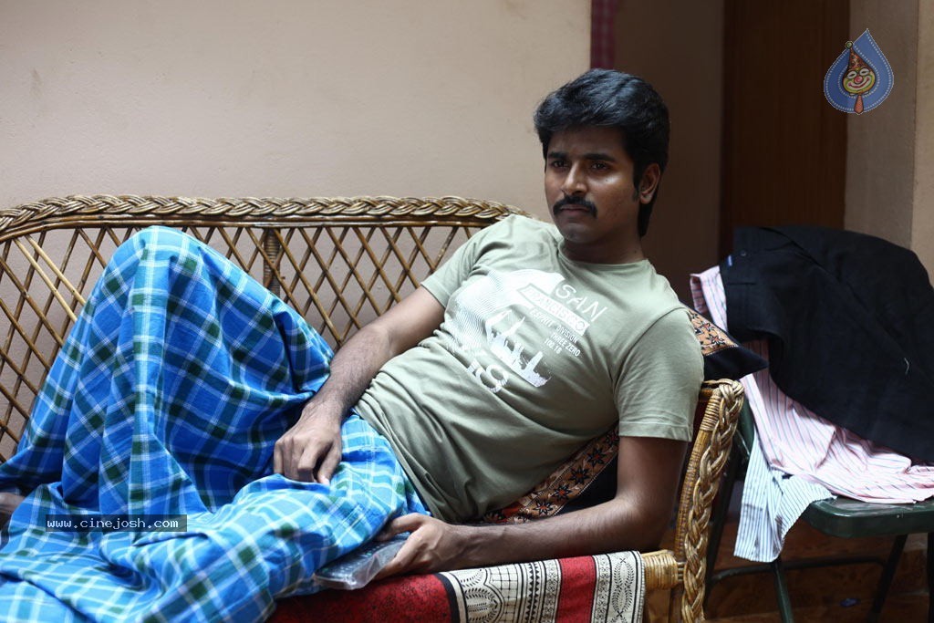 Ethir Neechal Tamil Movie Stills - 7 / 44 photos