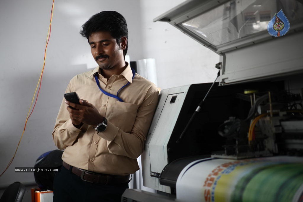 Ethir Neechal Tamil Movie Stills - 12 / 44 photos