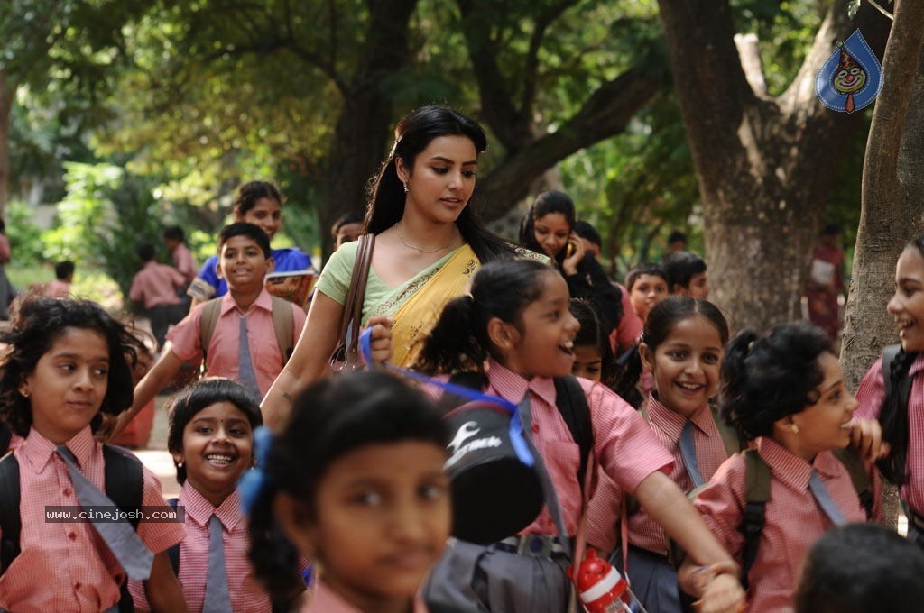 Ethir Neechal Tamil Movie Stills - 14 / 44 photos