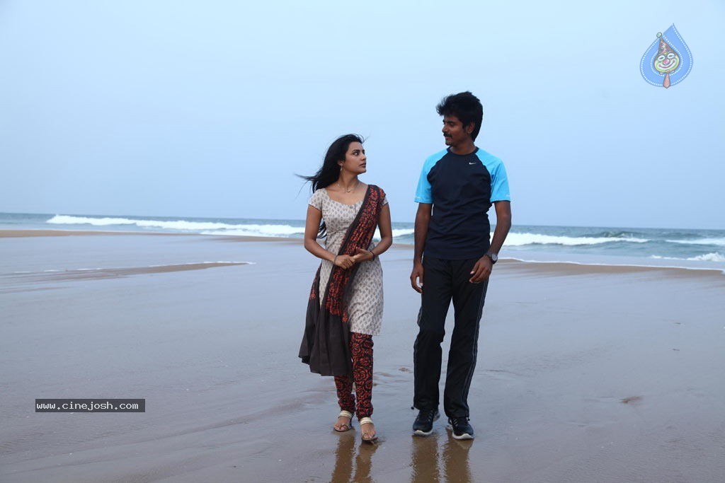 Ethir Neechal Tamil Movie Stills - 20 / 44 photos