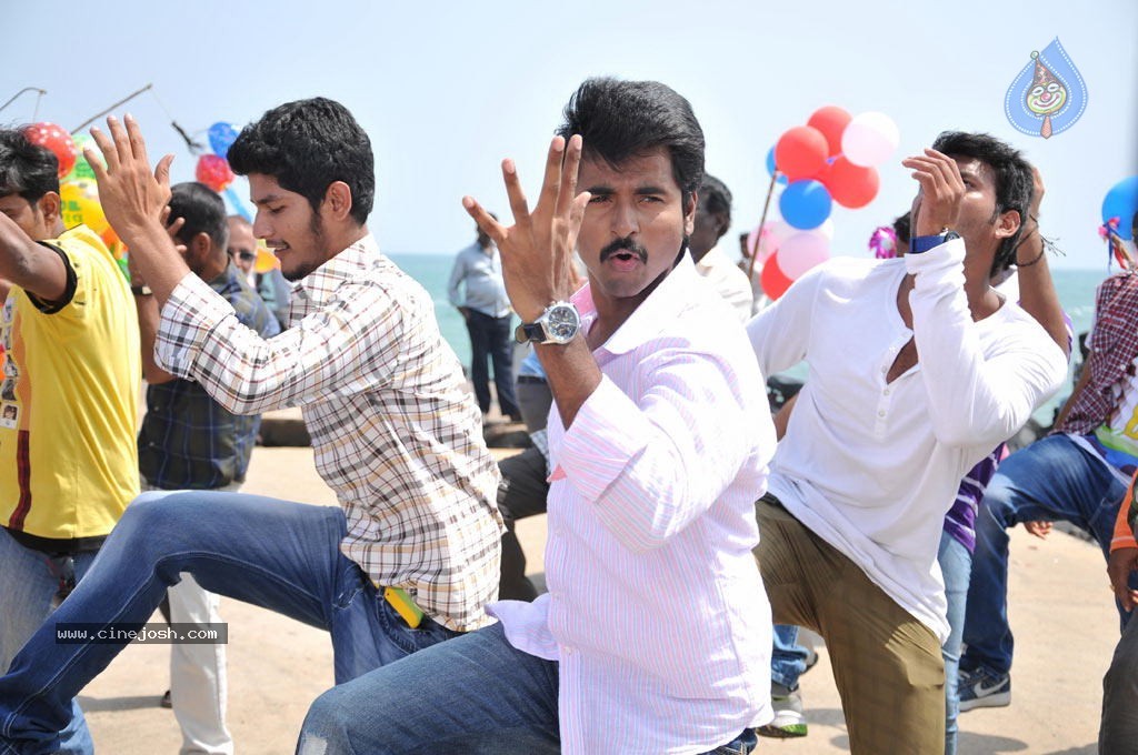 Ethir Neechal Tamil Movie Stills - 36 / 44 photos
