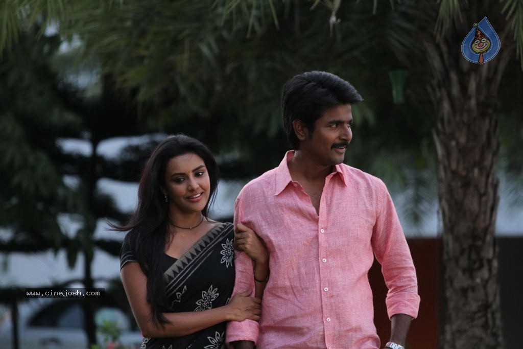 Ethir Neechal Tamil Movie Stills - 42 / 44 photos