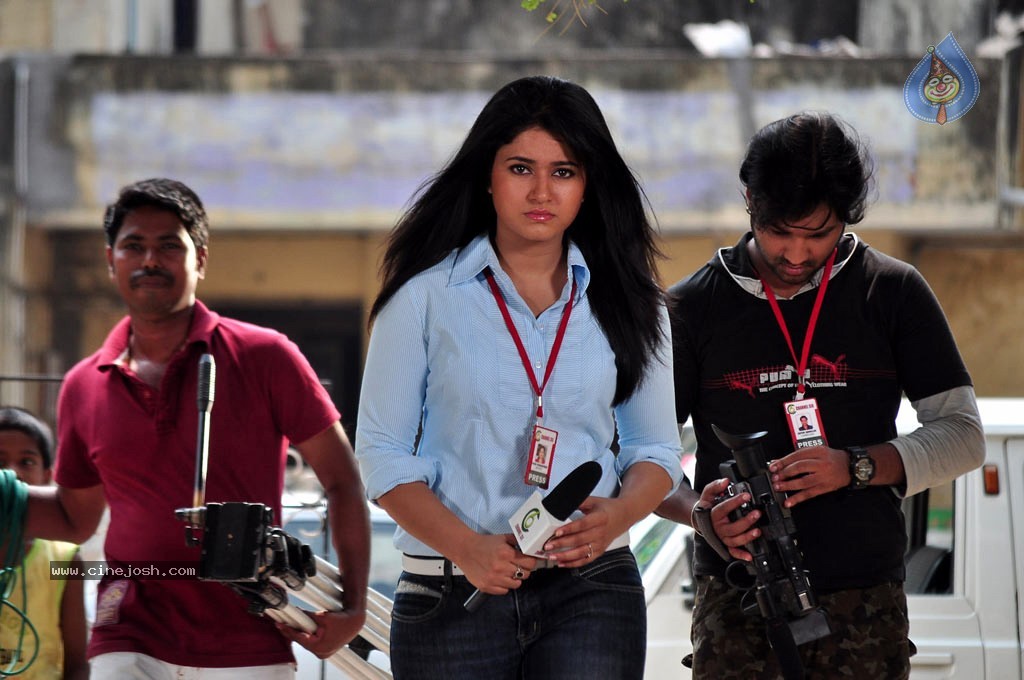 Ethiri En 3 Tamil Movie Hot Stills - 28 / 41 photos