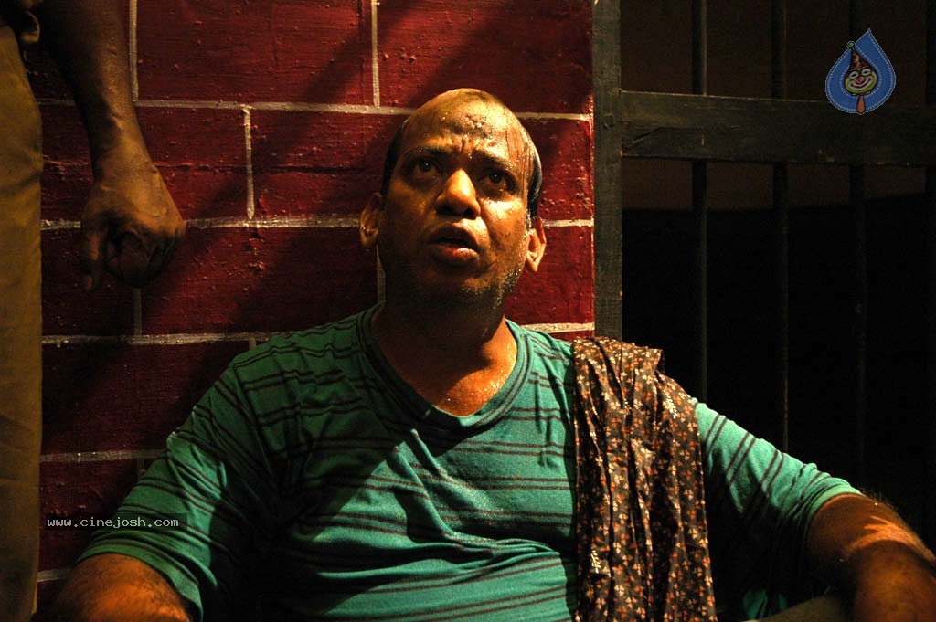 Ethiri En 3 Tamil Movie Hot Stills - 38 / 41 photos