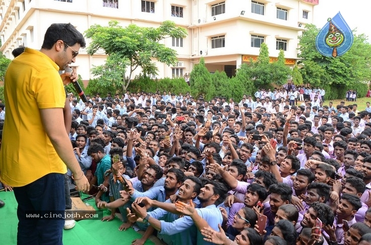 Evaru Team at Chaitanya  College - 5 / 35 photos