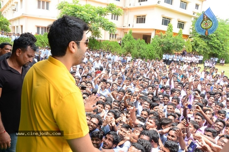 Evaru Team at Chaitanya  College - 7 / 35 photos