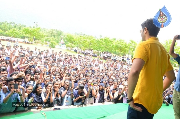 Evaru Team at Chaitanya  College - 26 / 35 photos
