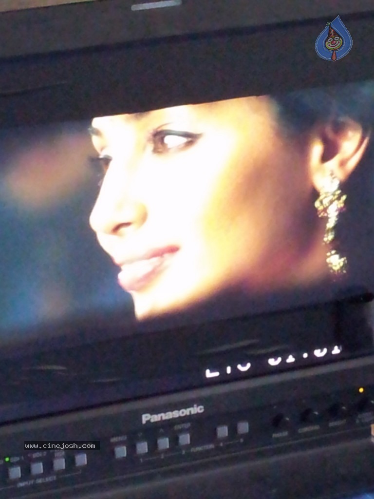 Flora Saini Stills in Aakasam Lo Sagam - 6 / 15 photos