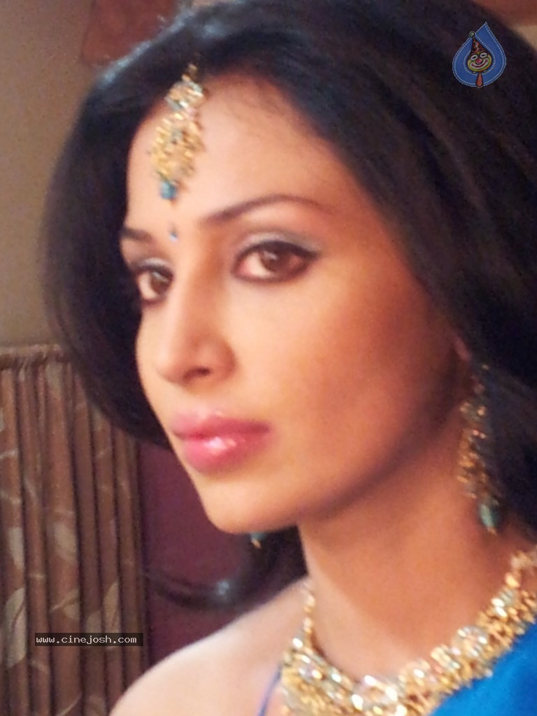 Flora Saini Stills in Aakasam Lo Sagam - 7 / 15 photos