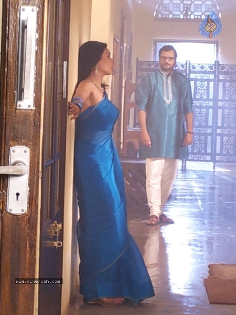 Flora Saini Stills in Aakasam Lo Sagam - 8 / 15 photos