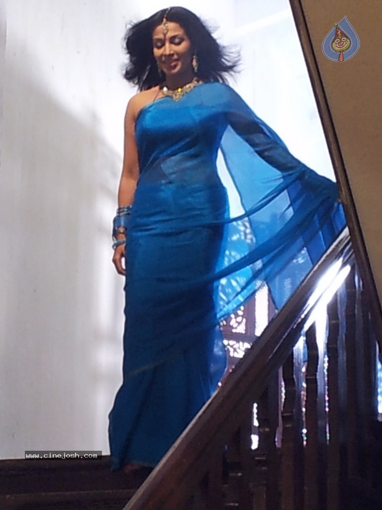 Flora Saini Stills in Aakasam Lo Sagam - 9 / 15 photos