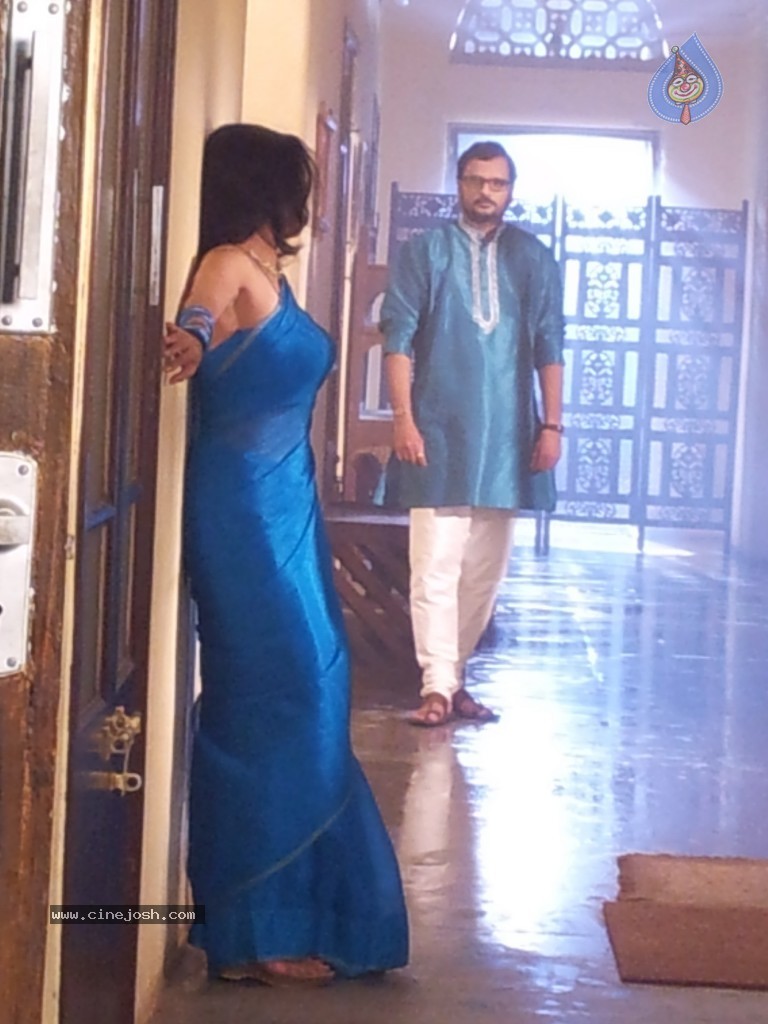 Flora Saini Stills in Aakasam Lo Sagam - 10 / 15 photos