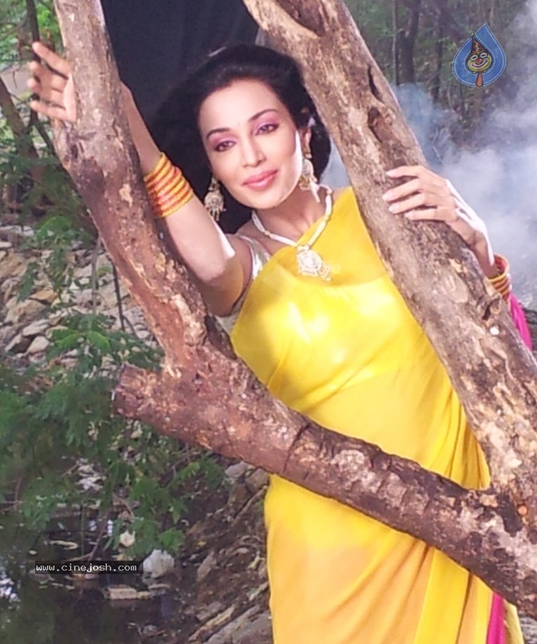 Flora Saini Stills in Akasamlo Sagam - 1 / 14 photos